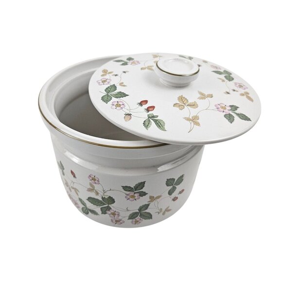 Wedgwood 3.5 Qt Covered Casserole Wild Strawberry England Oven to Table Vintage - Picture 2 of 10